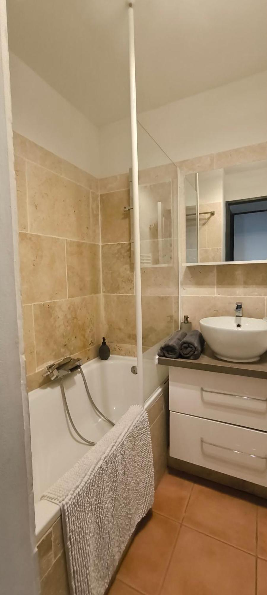 Apartment T2 Climatise Avec Belle Vue , Golf De Pont-royal