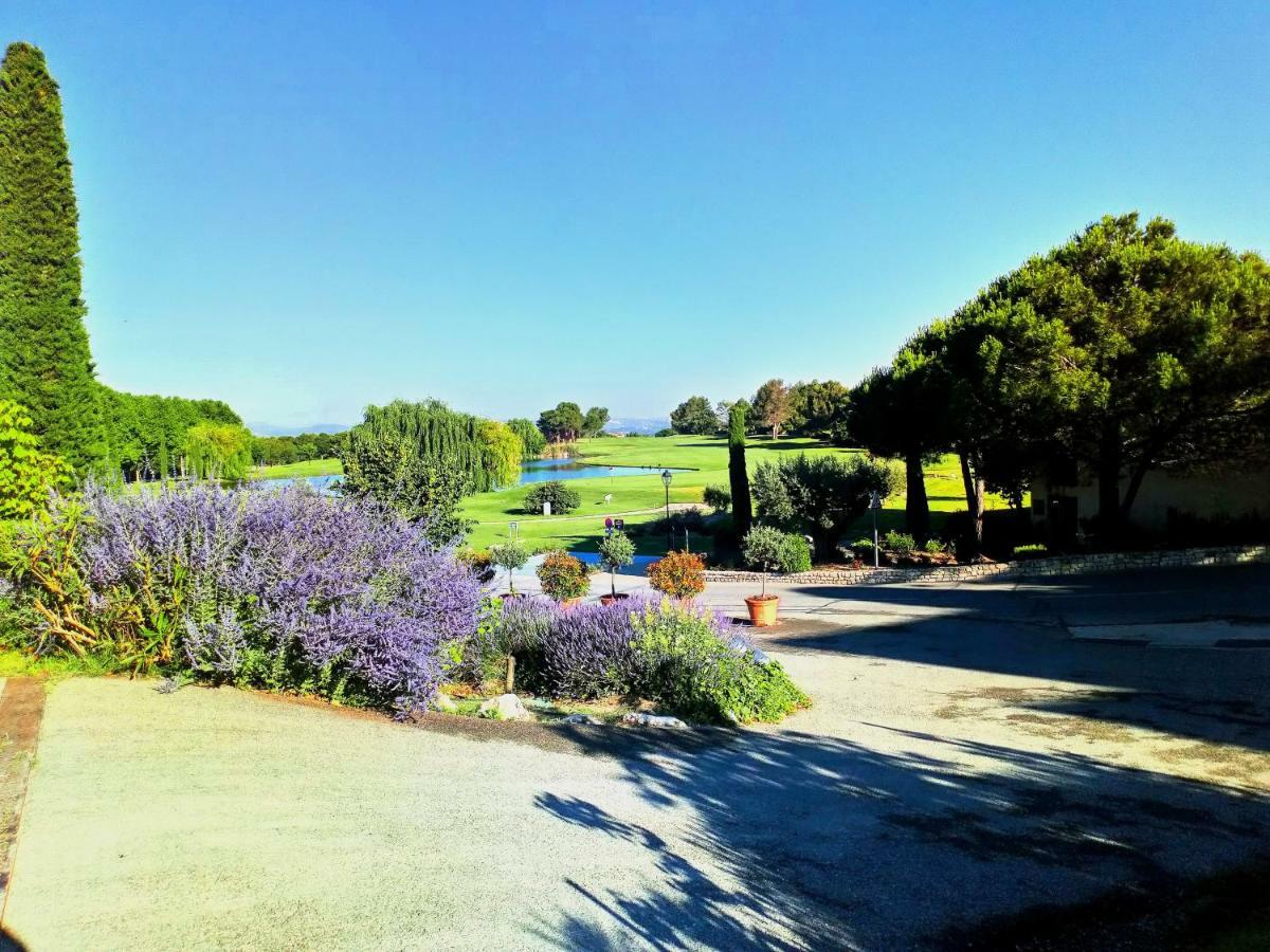 Apartment T2 Climatise Avec Belle Vue , Golf De Pont-royal Mallemort